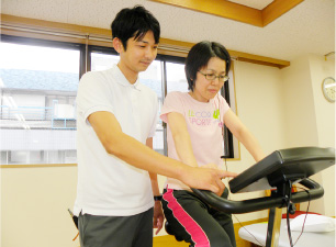 据え置き型の自転車エルゴメーター。実物の自転車を使った練習も行えます。